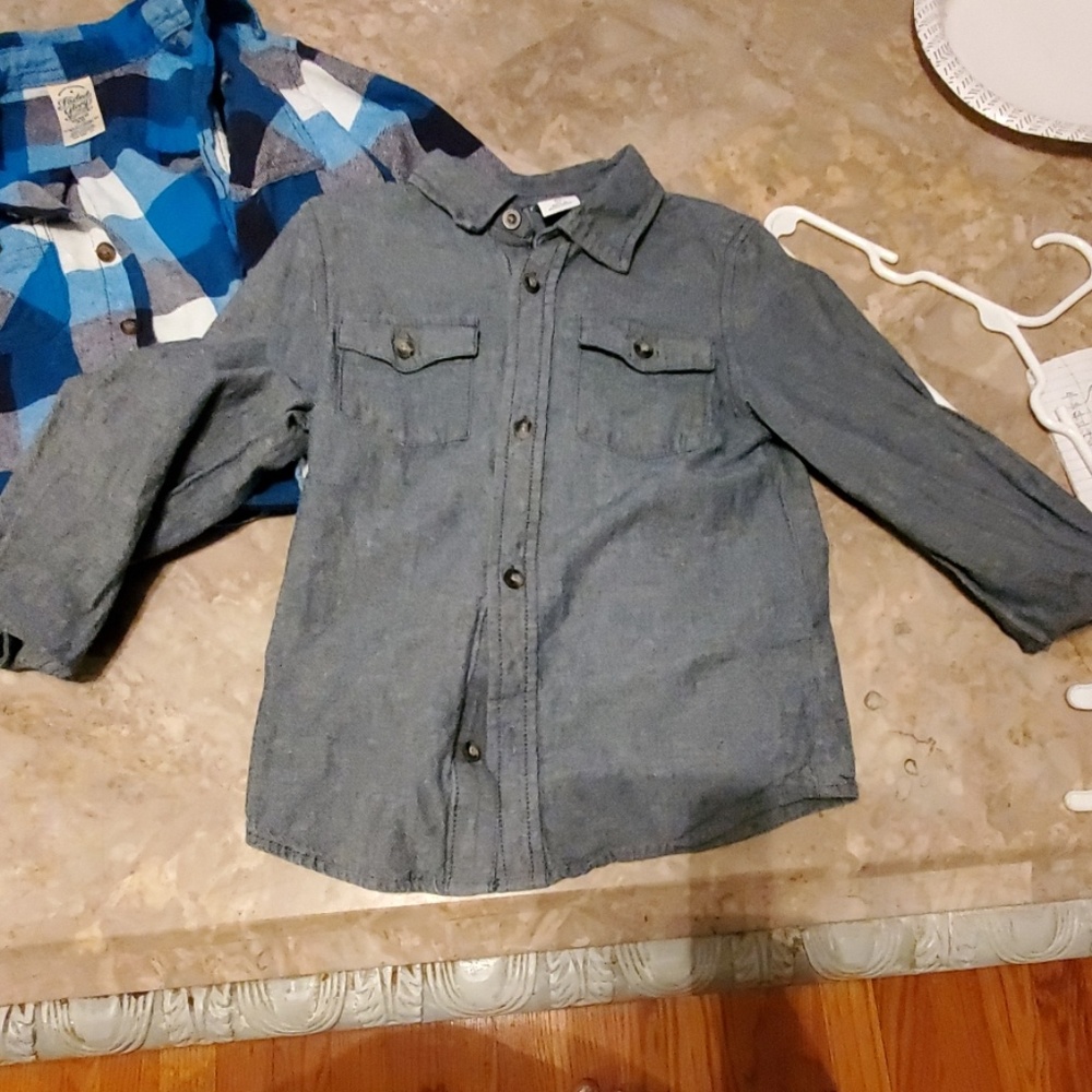 2 button ups - Picture 3 of 5